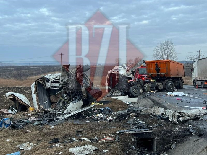  Accident rutier grav, la Baltati - un camion rupt si o masina distrusa