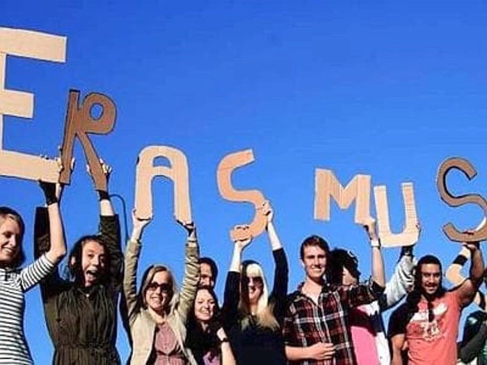 mai multi studenti au in mana cate o litera si impreuna formeaza cuvantul Erasmus