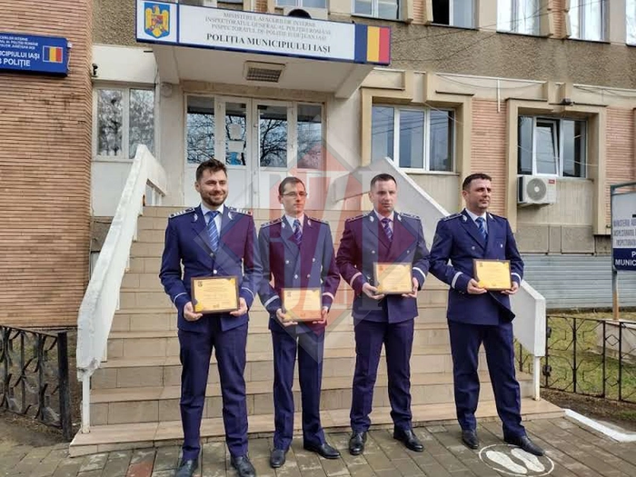 patru agenti de politie cu plachete „Politist de onoare” in fata sediului poliției municiăpiușui Iasi