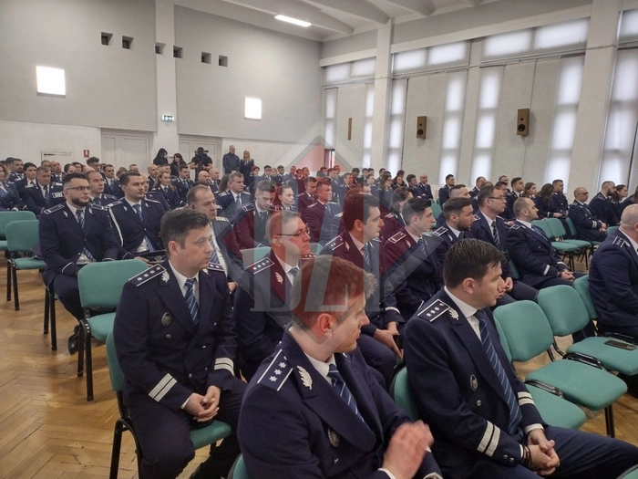 mai multi agenti de politie ieseni intr-o sala de coferinta