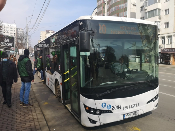 autobuzul 20 oprit in statie