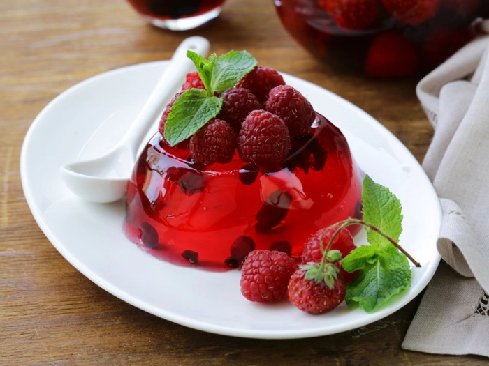 un desert din jeleu cu fructe