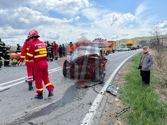 o masina avariata, pompieri, smurd si ambulanta 