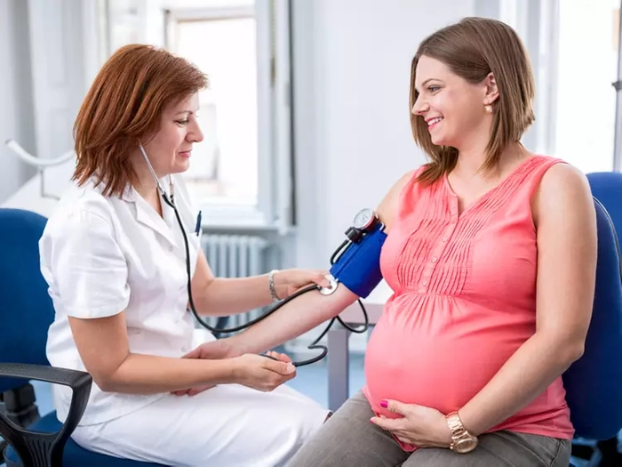 medic care verifica tensiunea unei femei insarcinate