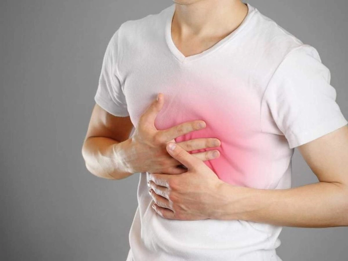grafica barbat care se tine de piept din cauza refluxului gastroesofagian