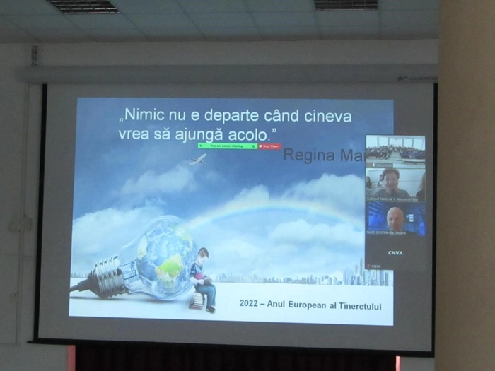 o proiectie cu un poster si videoconferinta