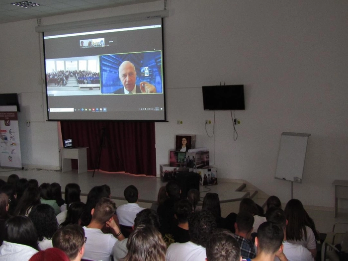 un grup de elevi in fata unei proiectii