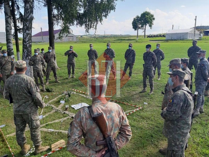  mai mullti militari langa o constructie de lemn