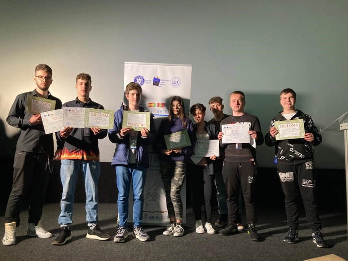 mai multi elevi cu diplome