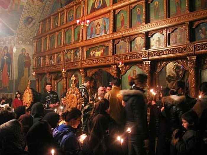 o imagine cu mai multi oameni care merg la biserica
