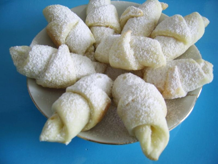 cornulețe fragde cu untură și drojdie pe un platou