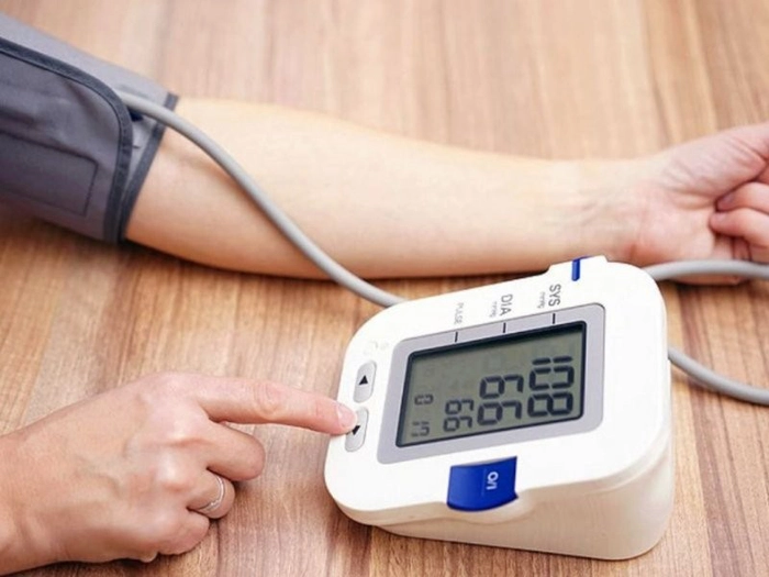 persoana care isi verifica tensiunea arteriala