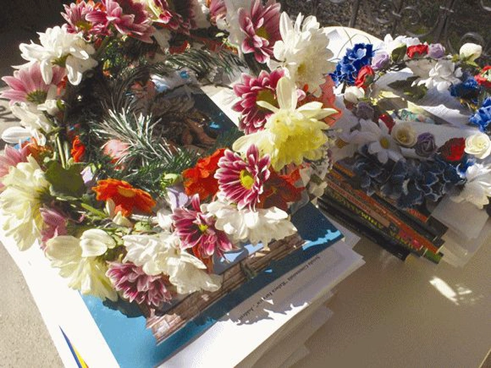 : o imagine cu mai multe carti si coronite de flori