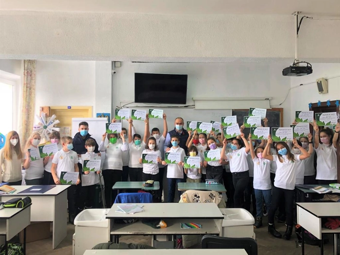  elevii unei clase imbracati cu tricouri personalizate