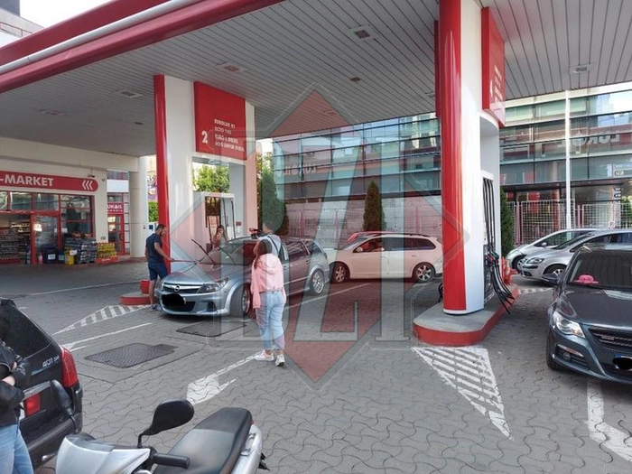 persoana venita la protest care isi spala geamurile in fata pompelor de alimentare lukoil