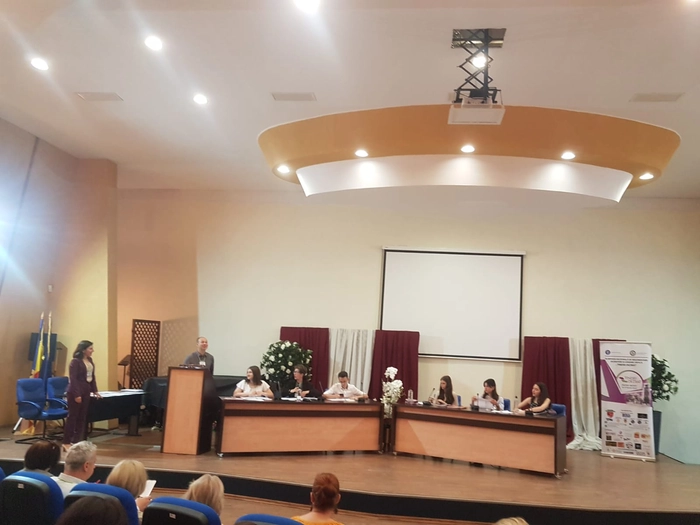 elevii ieseni in timpul dezbaterilor din timpul Olimpiadei nationale de argumentare, dezbatere si gandire critica