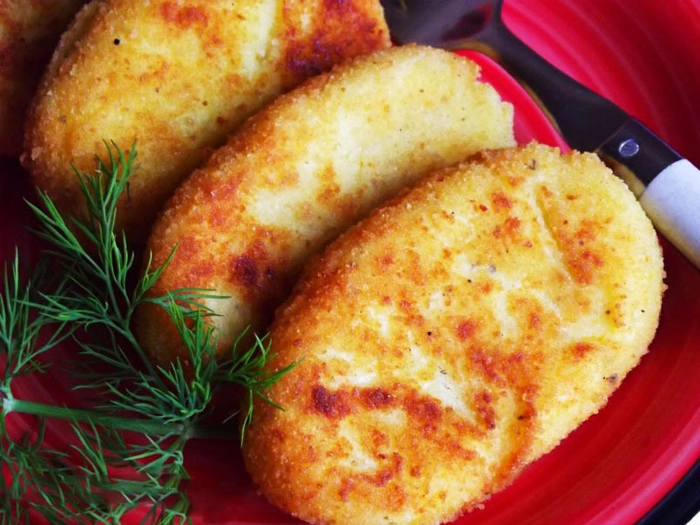 felii de cașcaval pane pe o farfurie