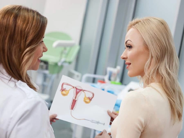 medic care tine in mana o poza cu colul uterin si discuta cu o pacienta