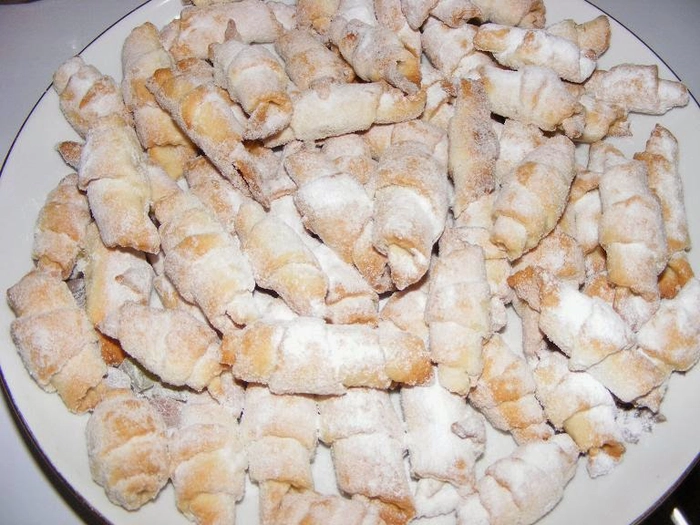 cornulețe cu gem pudrate cu zahăr