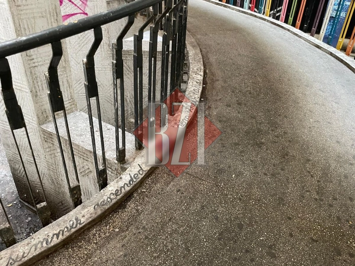 o balustrata scrisa cu grafitti și pătată cu sânge