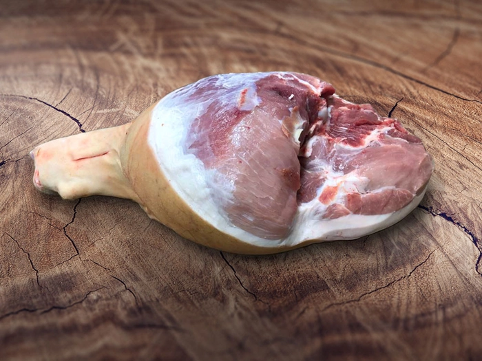 carne de porc pe o masa