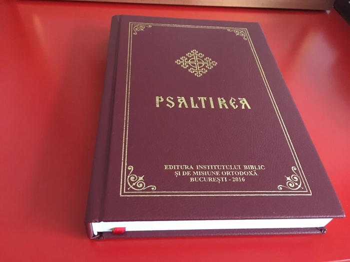 psaltirea pe o masa
