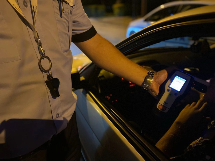 un agent de politie in dreptul unei masini
