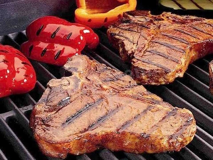 doua bucari de carne de vita langa legume pe gratar