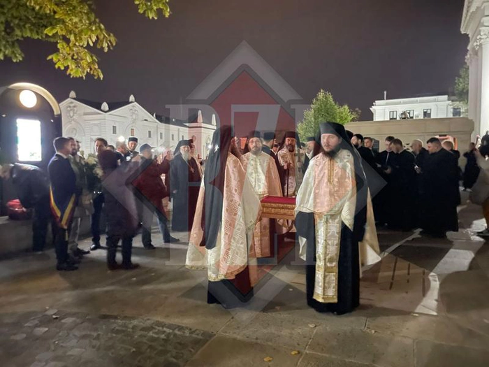 o imagine cu moastele Sf. Cuvios Paisie de la Neamț