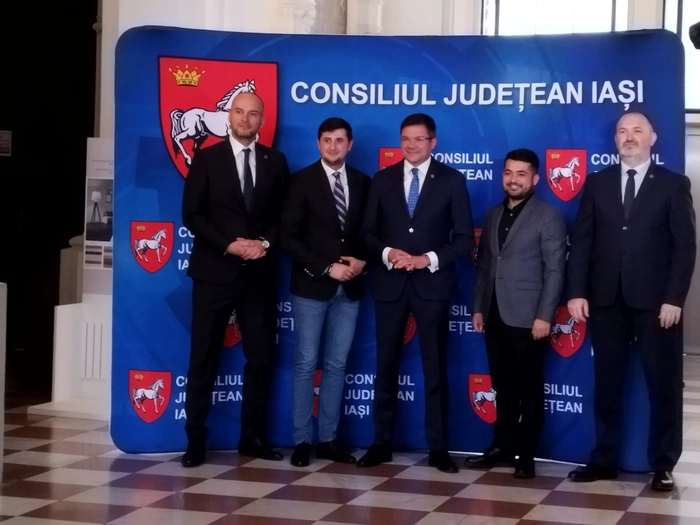 Costel Alexe la costum tine un discurs