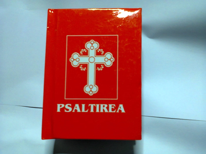 psaltirea pe o masa