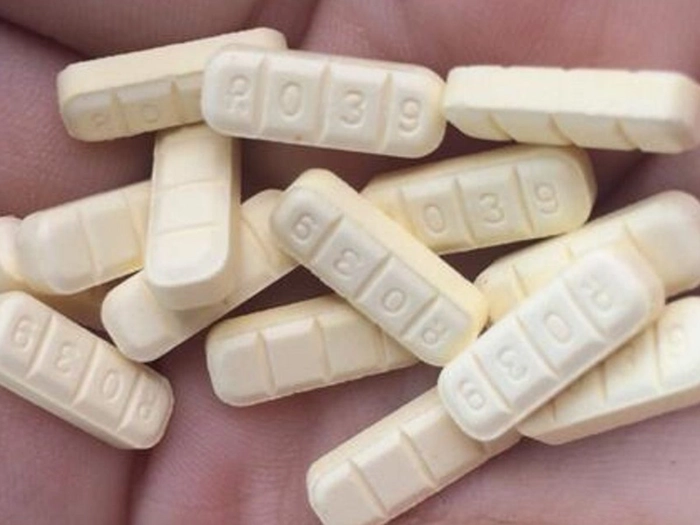 mai multe pastile xanax in palma unei persoane