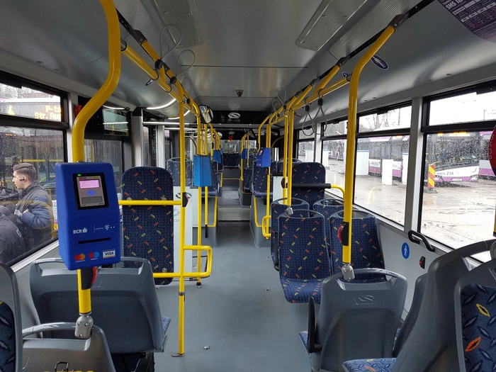 interior autobuz albastru