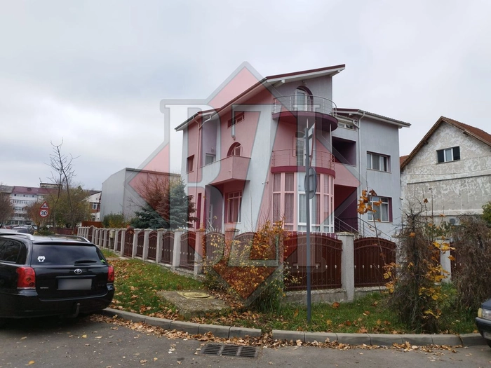 casa alba pe coltul unei strazi