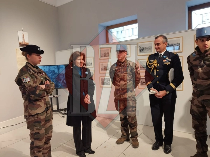  persoane in haine militare ce stau de vorba