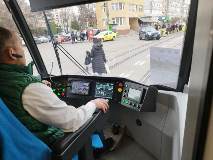 vatman conduce tramvai