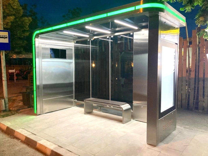 statie asteptate pentru calatori luminata