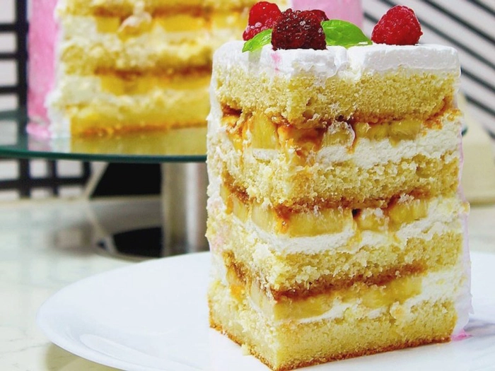 o prajitura pe o farfurie