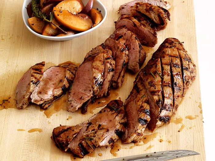 muschiulet de porc pe un fund de lemn