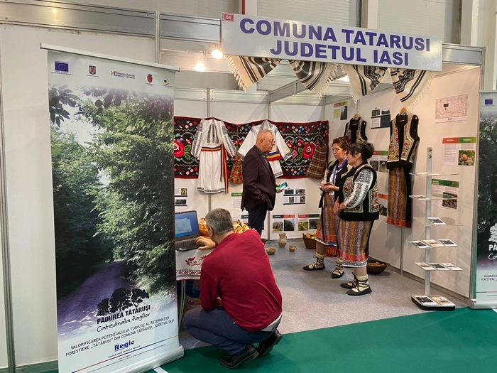persoane imbracate traditional la un stand