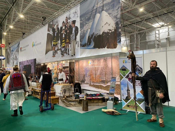 persoane la un stand