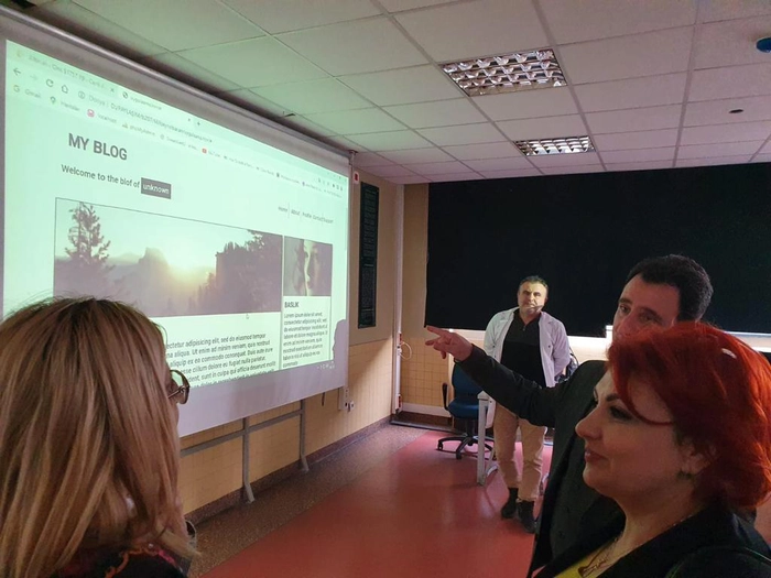  profesori ce privesc la prezentare