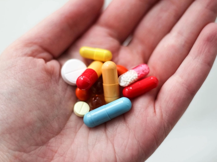 persoana care tine mai multe antibiotice in mana