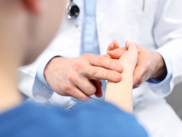 medic care verifica ritmul cardiac unei persoane