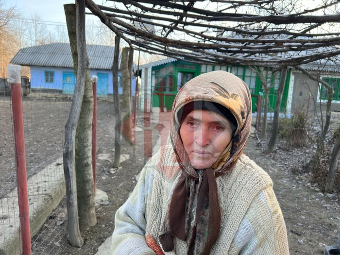  o poză cu mâinile unei bătrâne de 84 de ani