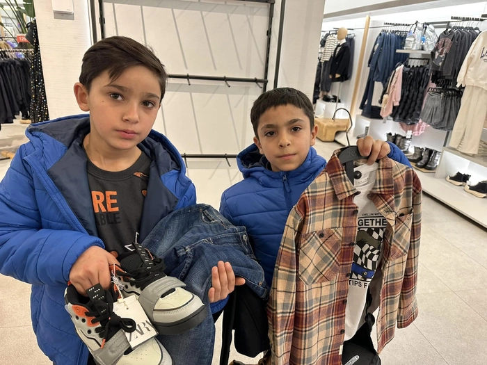 o imagine cu copiii din Schitu Duca care au nevoie de ajutor