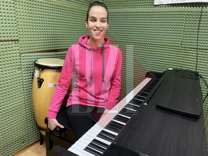 o poză cu o elevă nevăzătoare de la Liceul Special „Moldova” din Târgul Frumos