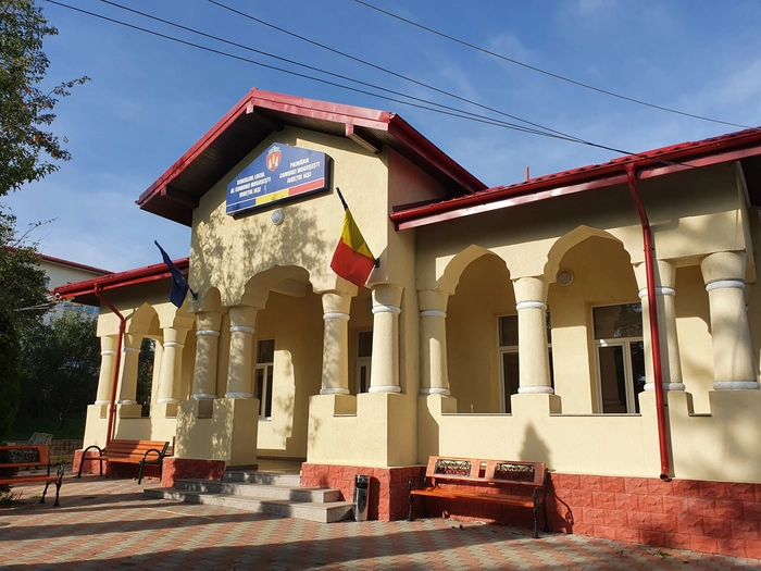 Primaria comunei Mogosesti cu steaguri atarnate