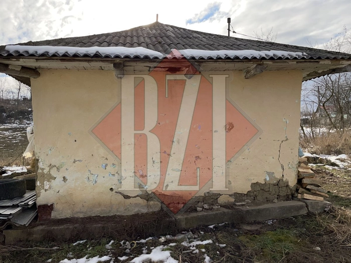 Tavanul casei reparat cu 2 bucati de scandura
