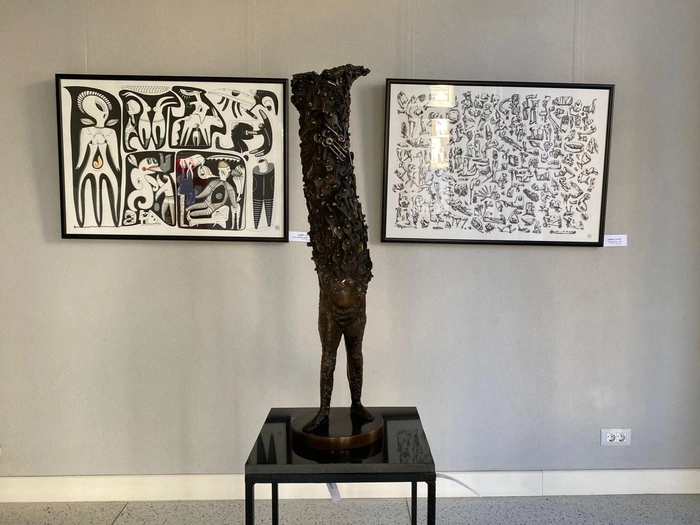 o poză cu o expoziție de artă